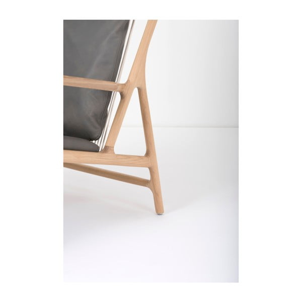 Krēsls ar masīvkoka konstrukciju un pelēkas bifeļu ādas sēdekli Gazzda Dedo-image-4