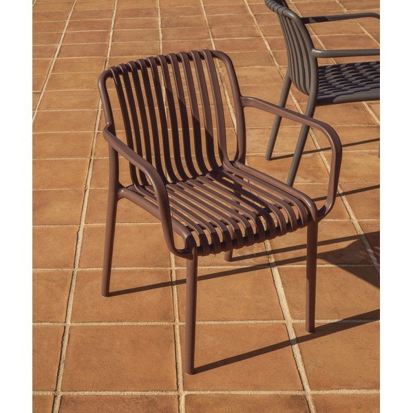 Brūns plastmasas dārza krēsls Isabellini – Kave Home-image-1