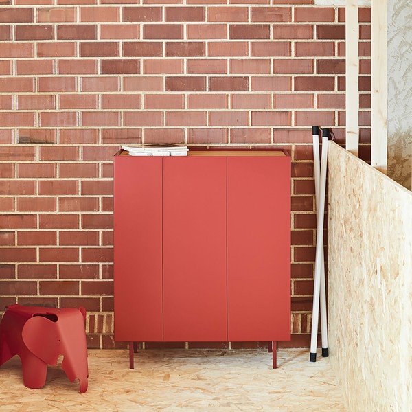 Sarkana augsta kumode ar ozolkoka imitāciju 95x120 cm Arista – Teulat-image-1
