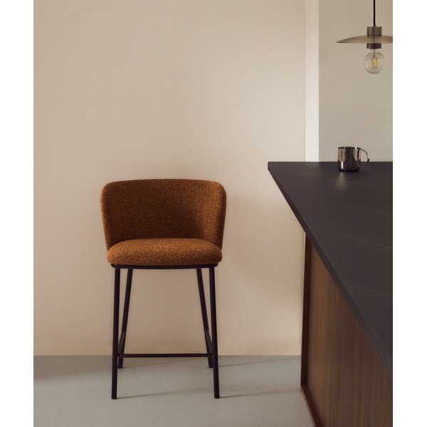 Terakotas oranžs polsterēts bāra krēsls (sēdekļa augstums 65 cm) Ciselia – Kave Home-image-1