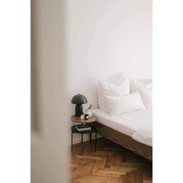 Melns/tumša dabīga toņa naktsskapītis ar valrieksta koka imitācijas galda virsmu Tu – noo.ma-image-2