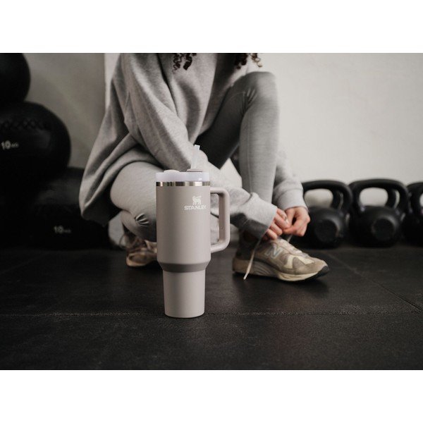 Gaiši pelēks nerūsējošā tērauda termoss ar salmiņu 890 ml Quencher H2.O FlowState™ Tumbler Ash – Stanley-image-1