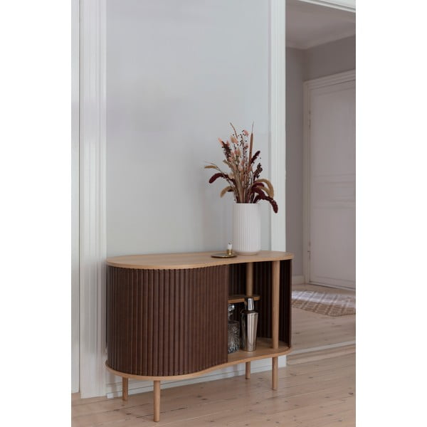 Brūna/dabīga toņa zema kumode ar ozolkoka imitāciju ar bīdāmām durvīm 100x67 cm Audacious – UMAGE-image-1