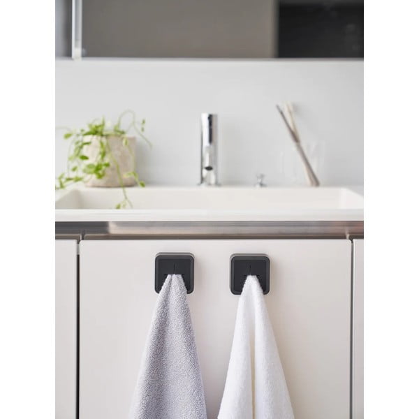 Melns plastmasas pašlīmējošs virtuves dvieļu turētājs Film Hook – YAMAZAKI-image-1