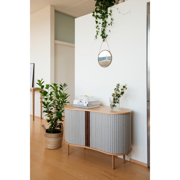 Pelēka/dabīga toņa zema kumode ar ozolkoka imitāciju ar bīdāmām durvīm 100x67 cm Audacious – UMAGE-image-1