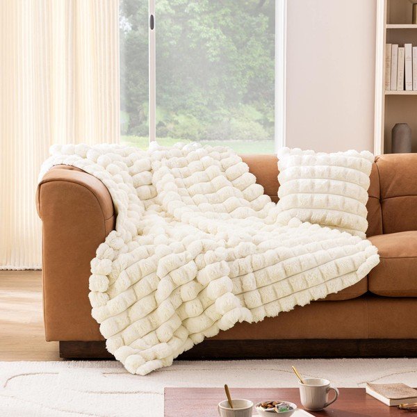 Krēmkrāsas mikroplīša/no mākslīgās kažokādas pleds 180x220 cm Igloo – douceur d'intérieur-image-1