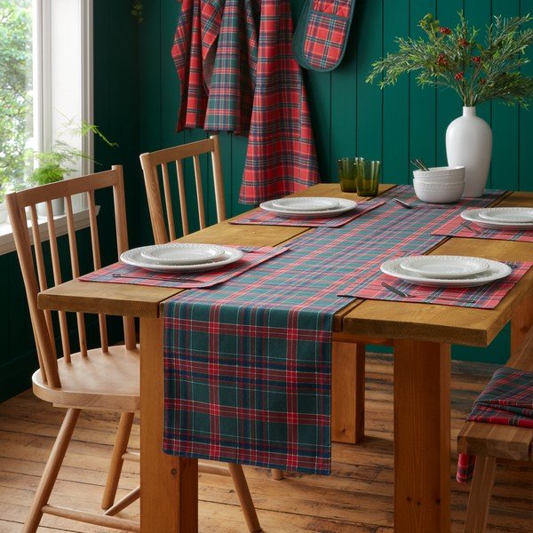 Kokvilnas galda celiņš ar Ziemassvētku motīvu 220x32 cm Christmas Tartan Check – Catherine Lansfield-image-2