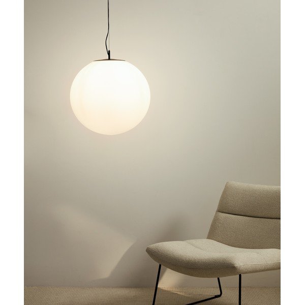 Balta/melna metāla piekaramā lampa ar stikla abažūru ø 50 cm Brisia – Kave Home-image-1