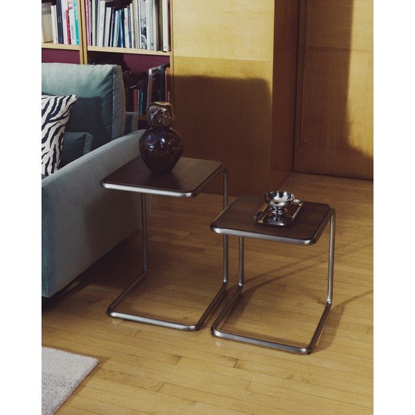 Sānu galdiņš ar riekstkoka imitāciju 42x42 cm Tarsel – Kave Home-image-4