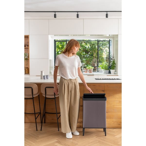 Rozā ar pieskārienu atverama atkritumu tvertne no pārstrādātas plastmasas 54 l Verto High – Curver-image-1