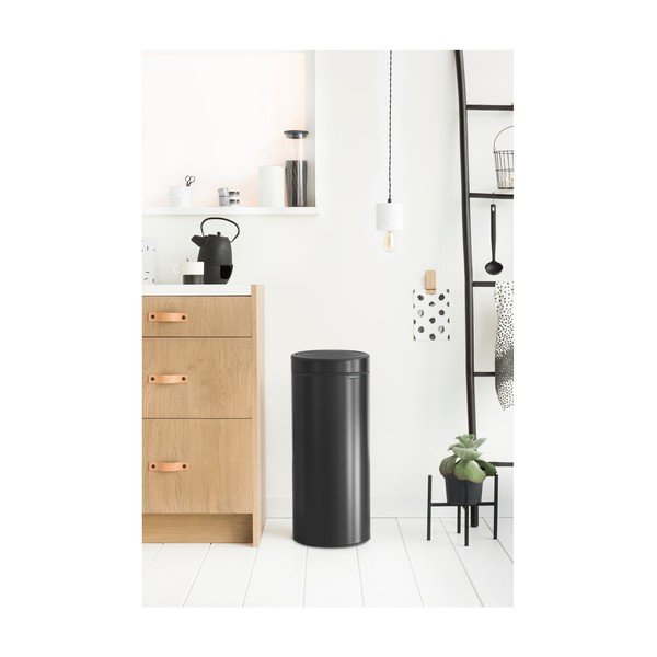 Matēti melna ar pieskārienu atverama tērauda atkritumu tvertne 30 l Touch Bin – Brabantia-image-1