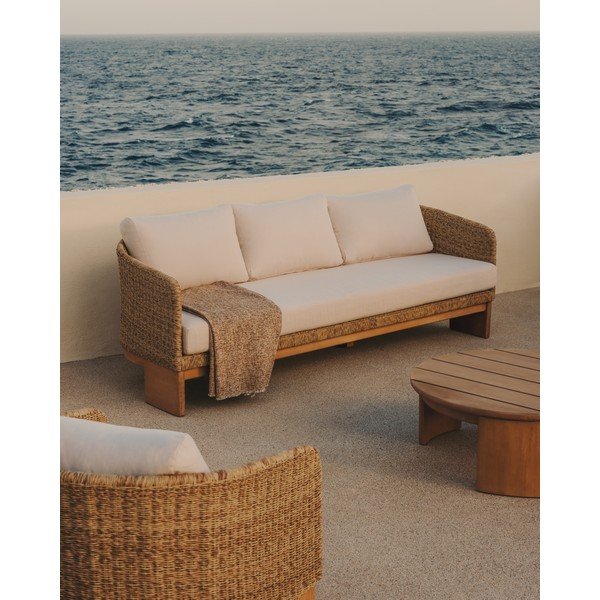 Bēšs/dabīga toņa mākslīgās rotangpalmas dārza dīvāns Xoriguer – Kave Home-image-1