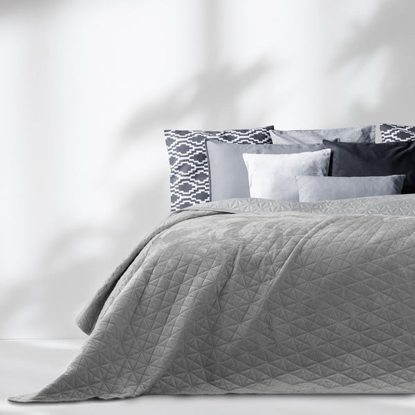 Gaiši pelēks samta stepēts gultas pārklājs 170x210 cm Laila – AmeliaHome
