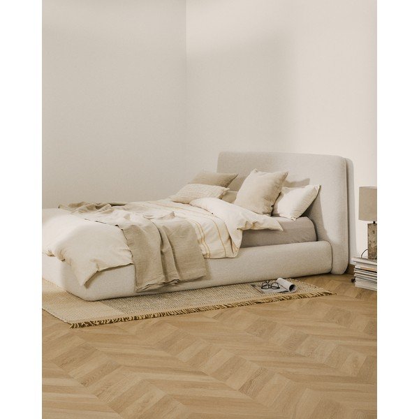 Bēša polsterēta divvietīga gulta bez režģa 180x200 cm Martina – Kave Home-image-1