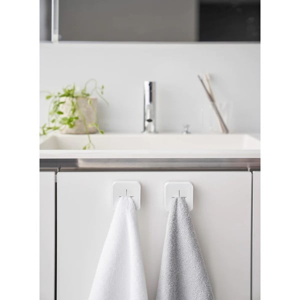 Balts plastmasas pašlīmējošs virtuves dvieļu turētājs Film Hook – YAMAZAKI-image-1