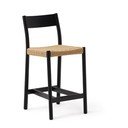 Melns/dabīga toņa ozola masīvkoka bāra krēsls (sēdekļa augstums 65 cm) Yalia – Kave Home