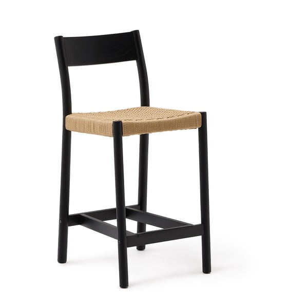 Melns/dabīga toņa ozola masīvkoka bāra krēsls (sēdekļa augstums 65 cm) Yalia – Kave Home