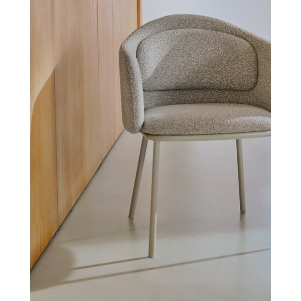 Pelēkbēšs polsterēts ēdamistabas krēsls ar roku balstiem Minda – Kave Home-image-2