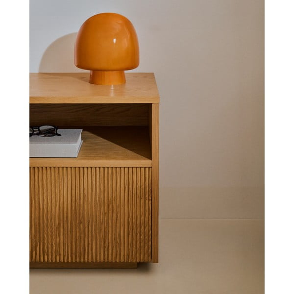 Dabīga toņa naktsskapītis ar ozolkoka imitāciju Helvine – Kave Home-image-3