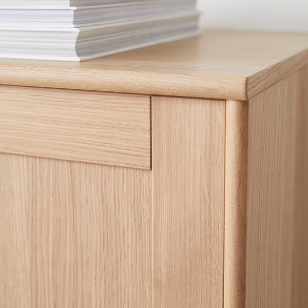 Ozolkoka imitācijas sienas vitrīnas ar apgaismojumu un kumodes komplekts 133x136 cm Mistral – Hammel Furniture-image-3