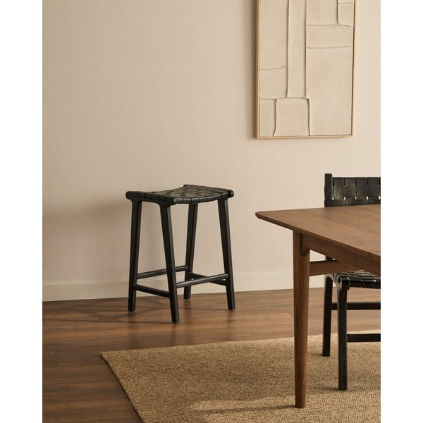 Melna sarkankoka masīvkoka bāra taburete Calixta – Kave Home-image-1