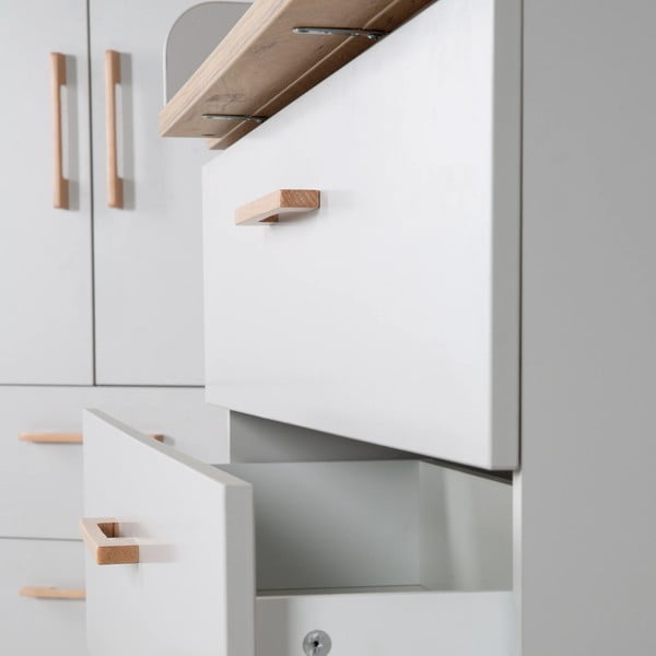 Gaiši pelēka zema bērnu kumode ar ozolkoka imitāciju 117x104 cm Caro – Roba-image-1