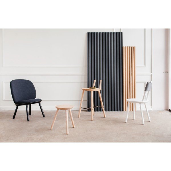 Melns krēsls ar oša koka struktūru un ādas detaļām EMKO Naïve-image-1