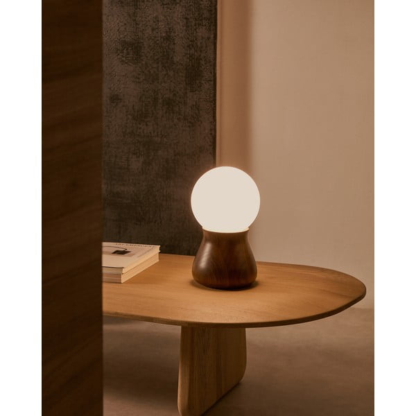 Tumši brūna gumijkoka galda lampa (augstums 26 cm) Okeni – Kave Home-image-1