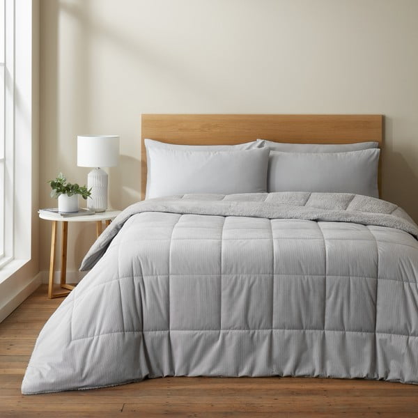 Gaiši pelēks mikroplīša stepēts gultas pārklājs divvietīgai gultai 200x220 cm Cosy Cord – Catherine Lansfield
