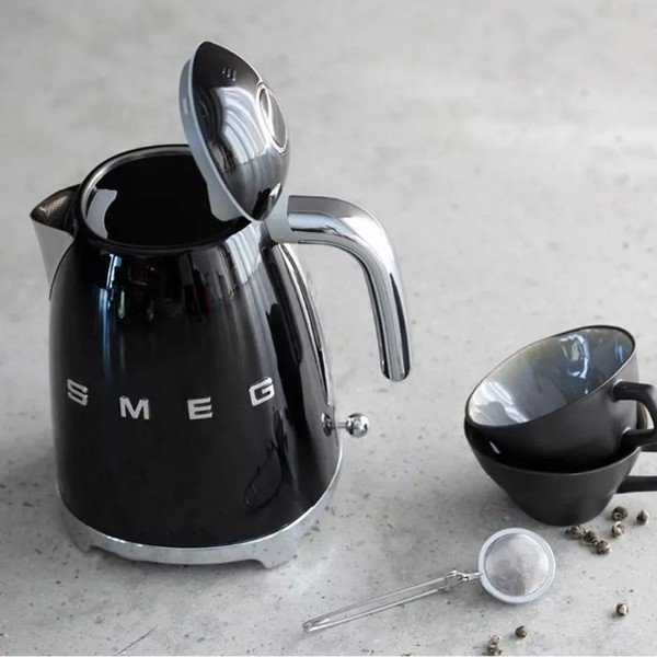 Melna nerūsējošā tērauda elektriskā tējkanna 1,7 l Retro Style – SMEG-image-1