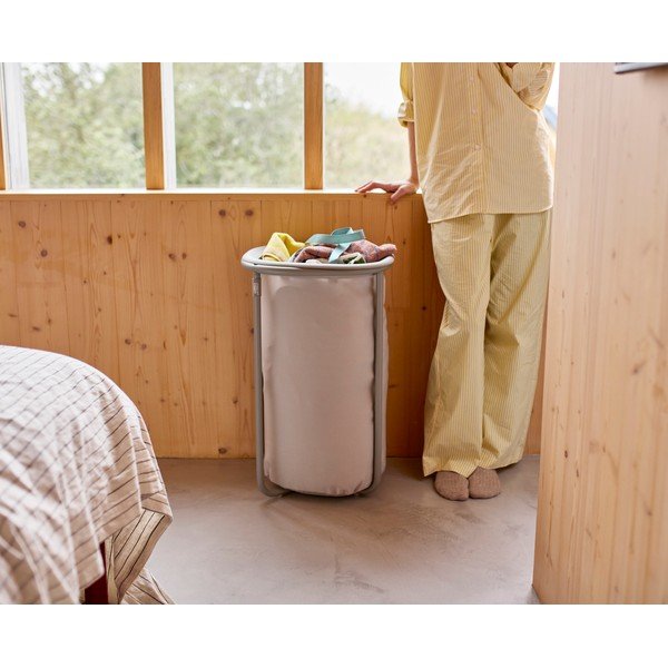 Gaiši pelēks tekstila veļas grozs 50 l Duo – Joseph Joseph-image-2