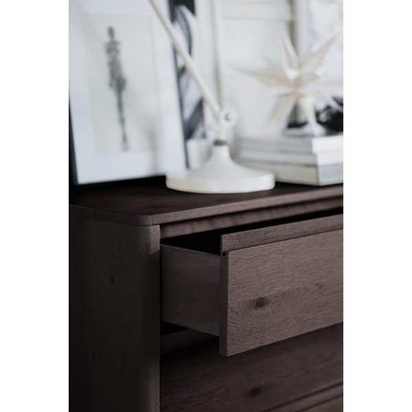 Tumša dabīga toņa kumode ar ozolkoka imitāciju 110x70x45 cm Melstone – Rowico-image-4
