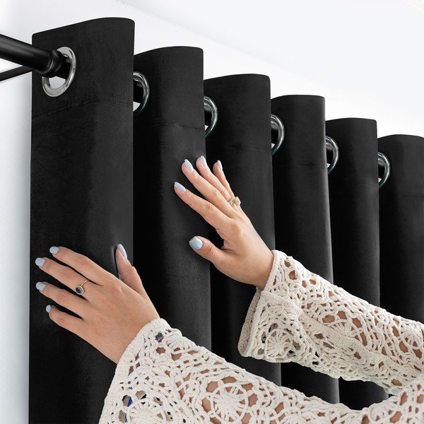 Melns samta daļēji gaismu necaurlaidīgs aizkars 140x225 cm Velto – Filumi-image-2