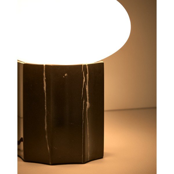Balta/melna metāla galda lampa ar stikla abažūru (augstums 20 cm) Idela – Kave Home-image-3