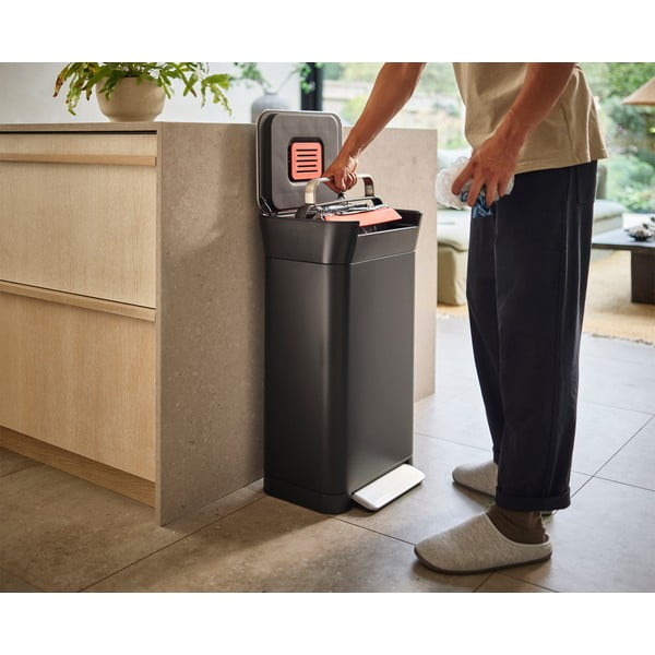 Melna tērauda atkritumu tvertne ar pedāli 30 l Titan – Joseph Joseph-image-3