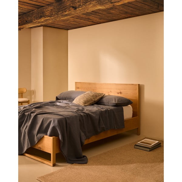 Dabīga toņa ozola masīvkoka divvietīga gulta ar redelēm 180x200 cm Alguema – Kave Home-image-1