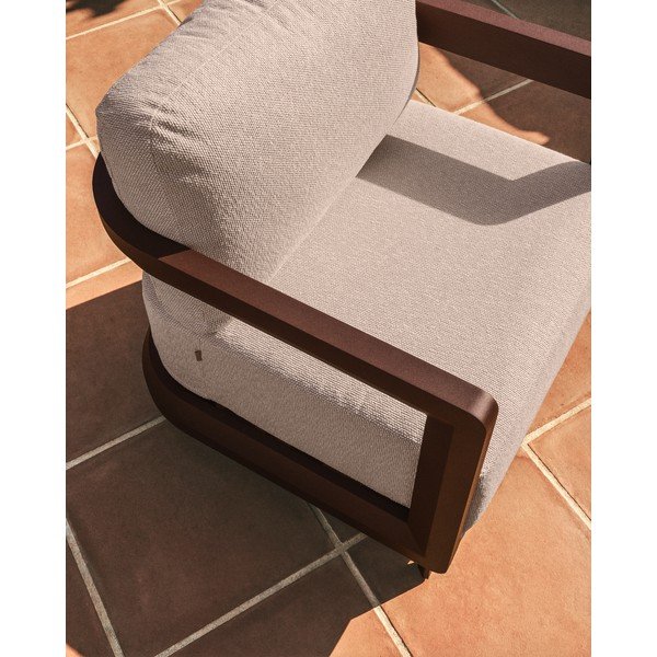 Brūns/krēmkrāsas polsterēts dārza atpūtas krēsls Nerano – Kave Home-image-3