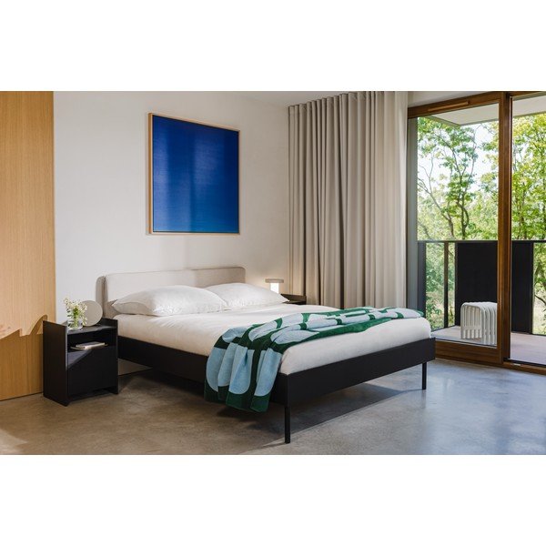 Melna polsterēta/no skaidu plāksnēm divvietīga gulta ar redelēm 200x200 cm Streiko – noo.ma-image-3