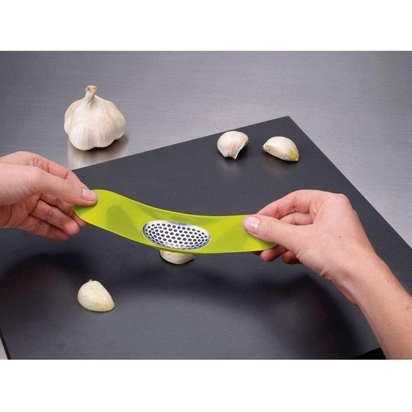 Zaļa šūpuļveida ķiploku prese Joseph Joseph Garlic Rocker-image-1