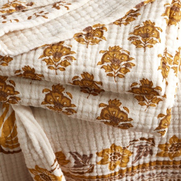 Okera dzeltens/balts kokvilnas gultas pārklājs vienguļamai gultai 130x170 cm Ines Floral Matelassé – Pineapple Elephant-image-3