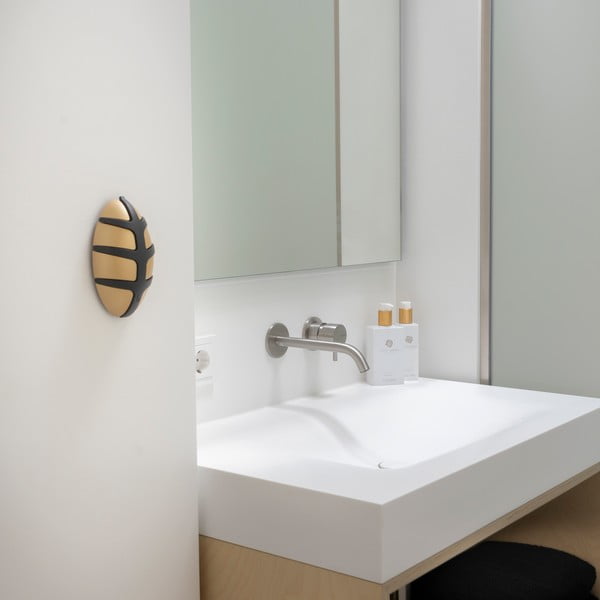 Melns/zelta krāsas plastmasas sienas āķis Bug – Spinder Design-image-4