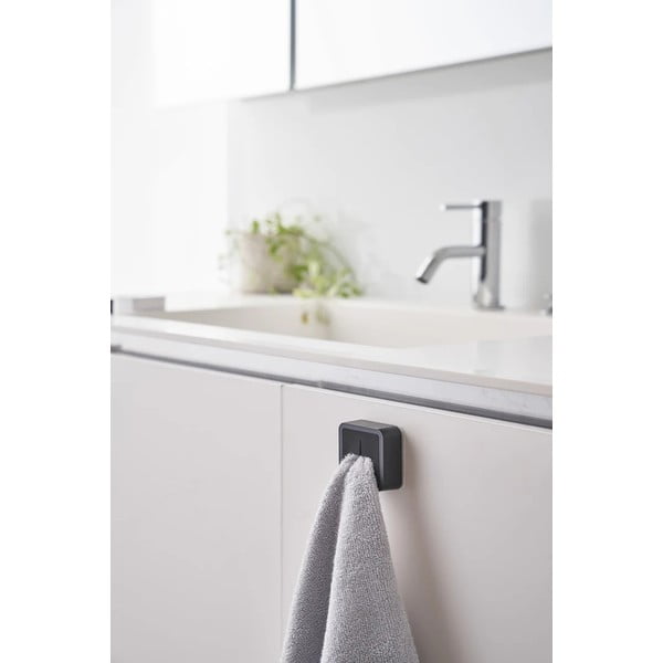 Melns plastmasas pašlīmējošs virtuves dvieļu turētājs Film Hook – YAMAZAKI-image-2