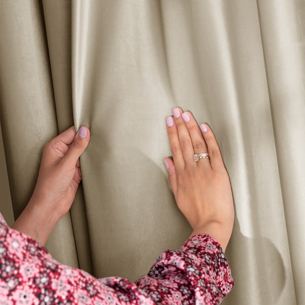 Brūns/bēšs samta daļēji gaismu necaurlaidīgs aizkars 140x270 cm Eyelets – Restilo-image-3