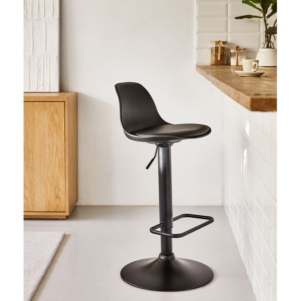 Matēti melns mākslīgās ādas bāra krēsls ar regulējamu augstumu (sēdekļa augstums 60 cm) Orlando-T – Kave Home-image-1