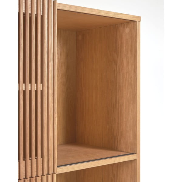 Dabīga toņa grāmatplaukts ar ozolkoka imitāciju un bīdāmām durvīm 85x170 cm Beyla – Kave Home-image-3