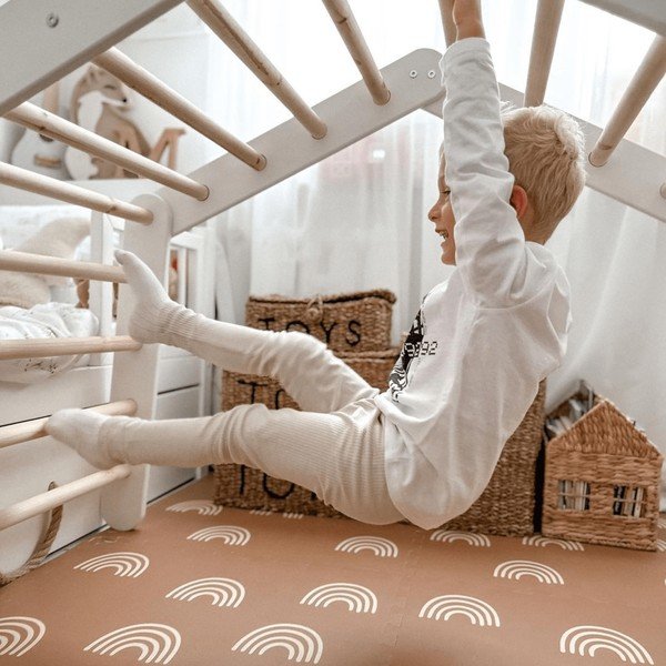 Pelēks priedes masīvkoka kāpelēšanas trijstūris 61x112x94 cm Montessori – Meowbaby-image-4