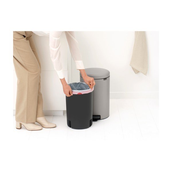 Gaiši pelēka tērauda atkritumu tvertne ar pedāli 20 l NewIcon – Brabantia-image-4
