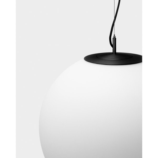Balta/melna metāla piekaramā lampa ar stikla abažūru ø 50 cm Brisia – Kave Home-image-2