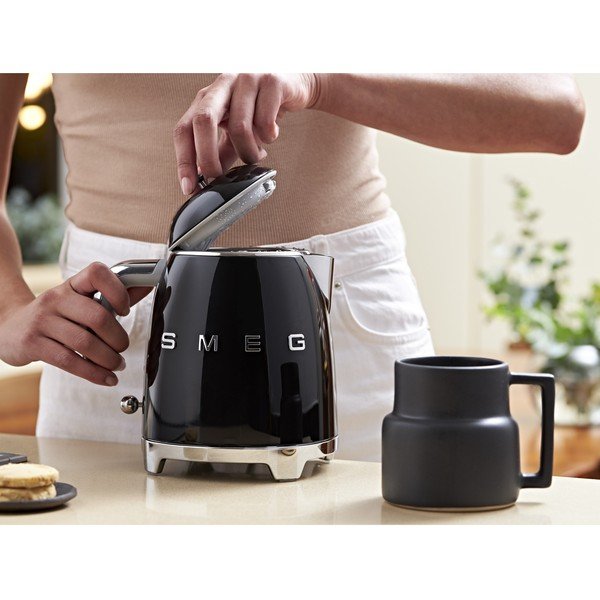 Melna nerūsējošā tērauda elektriskā tējkanna 800 ml Retro Style – SMEG-image-1