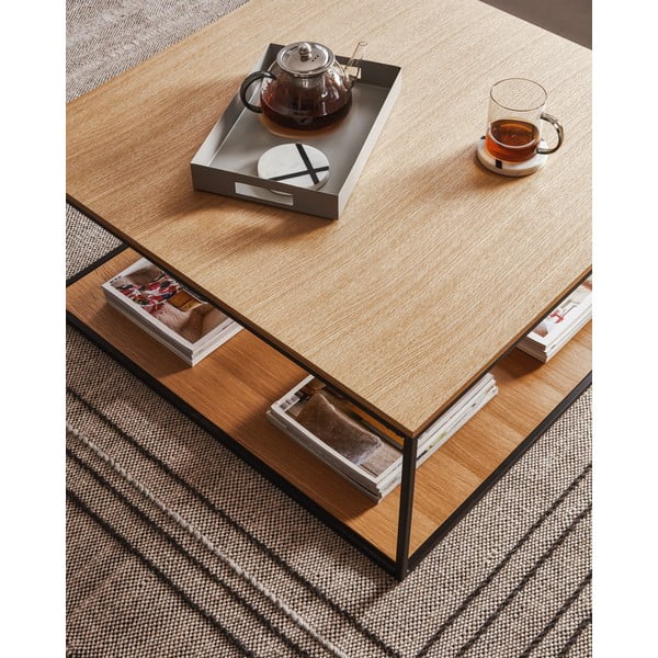 Žurnālgaldiņš ar ozolkoka imitācijas virsmu 80x80 cm Yona – Kave Home-image-1